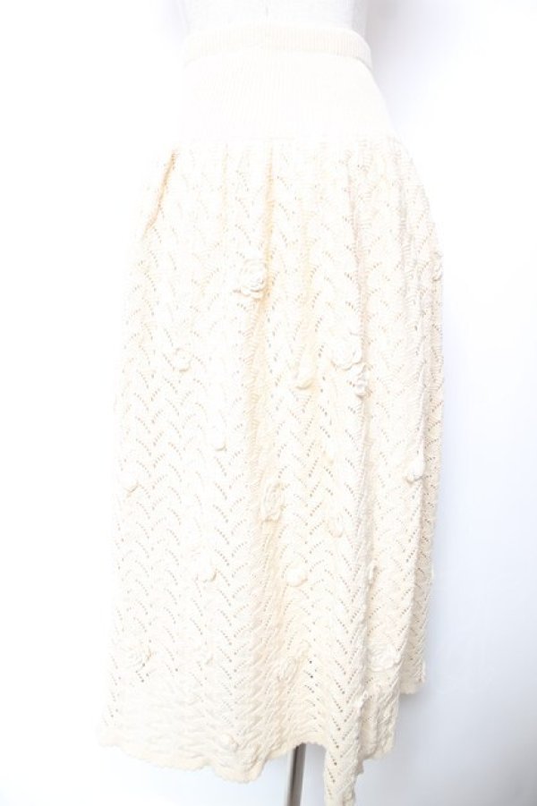 画像2: INGEBORG / 立体モチーフ付きニットスカート  生成り Y-26-01-16-188-LO-SK-SZ-ZY (2)