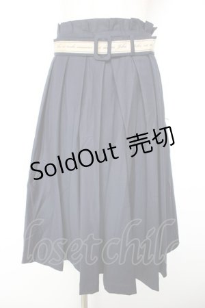 画像: F i.n.t / ロゴテープベルト使いタックスカート F ネイビー Y-26-01-18-131-CA-SK-SZ-ZI