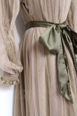 画像3: Vallee lys / ソフトチュールブラウスワンピース  カーキ Y-26-01-20-063-GO-OP-SZ-ZY (3)