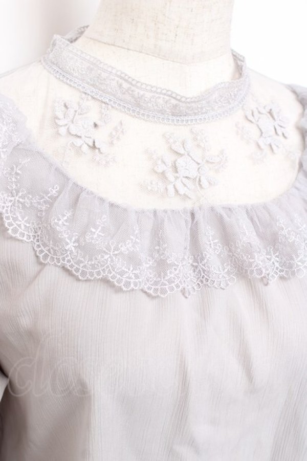 画像4: an another angelus / 立体フラワーレースヨークブラウス  グレー Y-26-01-20-011-CA-BL-SZ-ZY (4)