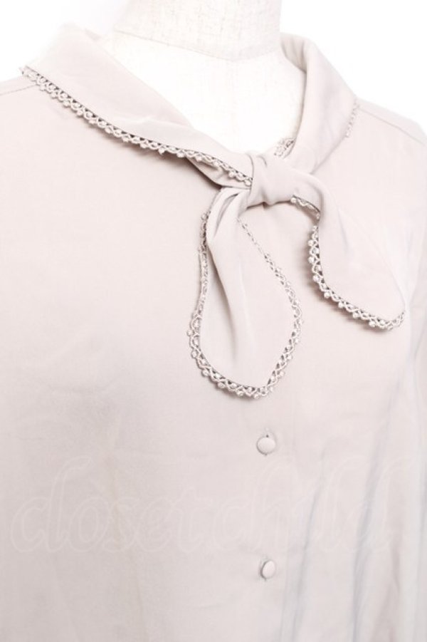 画像3: Fi.n.t / ピコレース使いプチボウタイブラウス F ライトグレー Y-26-01-20-012-CA-BL-SZ-ZI (3)