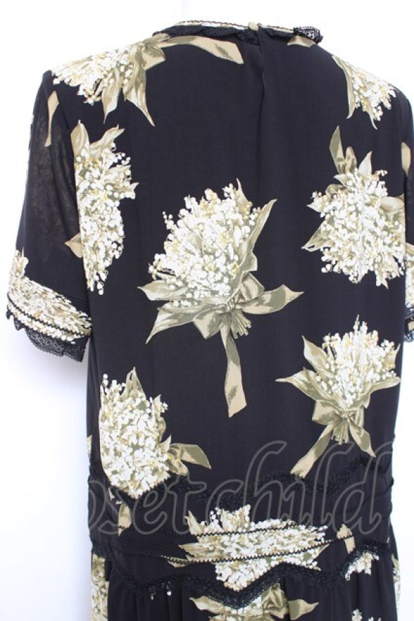 画像4: KANEKO ISAO / スズラン柄たくし上げリボン付き半袖ワンピース  ブラック Y-26-01-27-017-EL-OP-SA-ZY (4)