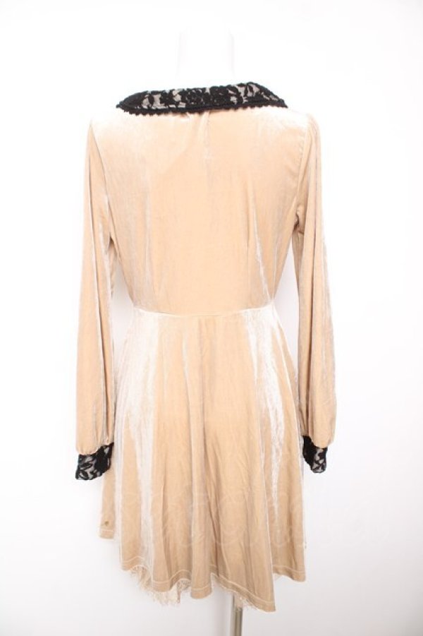 画像2: axes femme / 襟レース使いベロアワンピース  ベージュ Y-26-02-01-058-AX-OP-SZ-ZY (2)