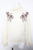 画像1: axes femme / フラワー刺繍タートルニット M 生成り Y-26-02-05-060-AX-TO-SZ-ZY (1)