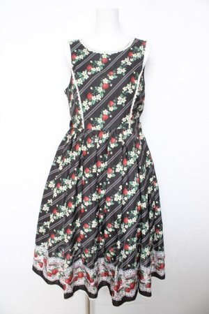 画像: axes femme kawaii / いちご柄ジャンパースカート M 黒 Y-26-02-05-083-AX-OP-SZ-ZY