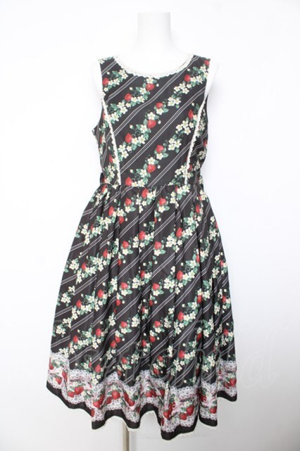 画像1: axes femme kawaii / いちご柄ジャンパースカート M 黒 Y-26-02-05-083-AX-OP-SZ-ZY (1)