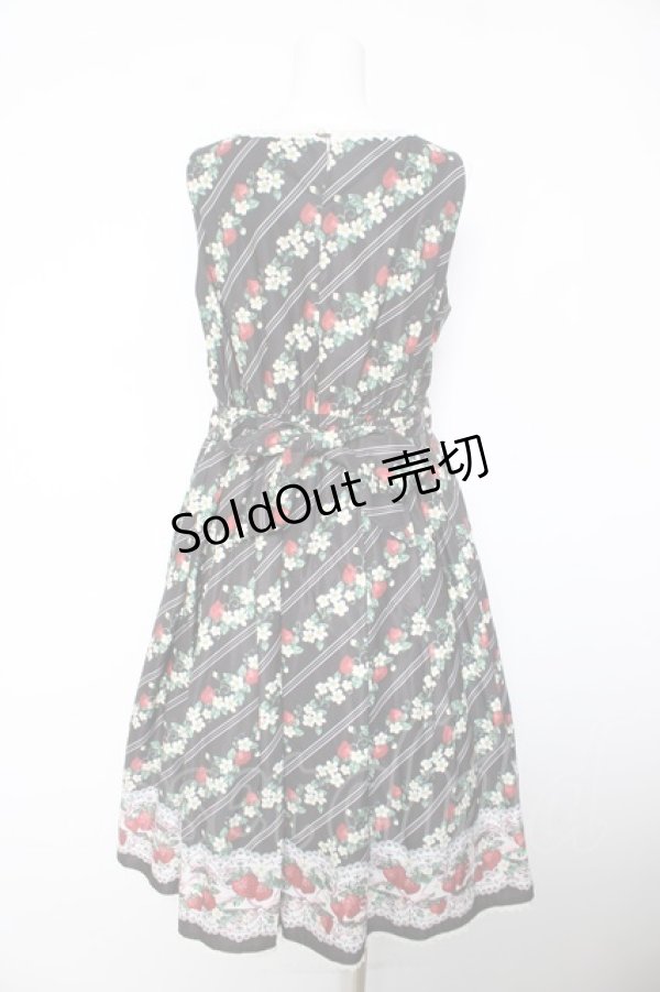 画像2: axes femme kawaii / いちご柄ジャンパースカート M 黒 Y-26-02-05-083-AX-OP-SZ-ZY (2)