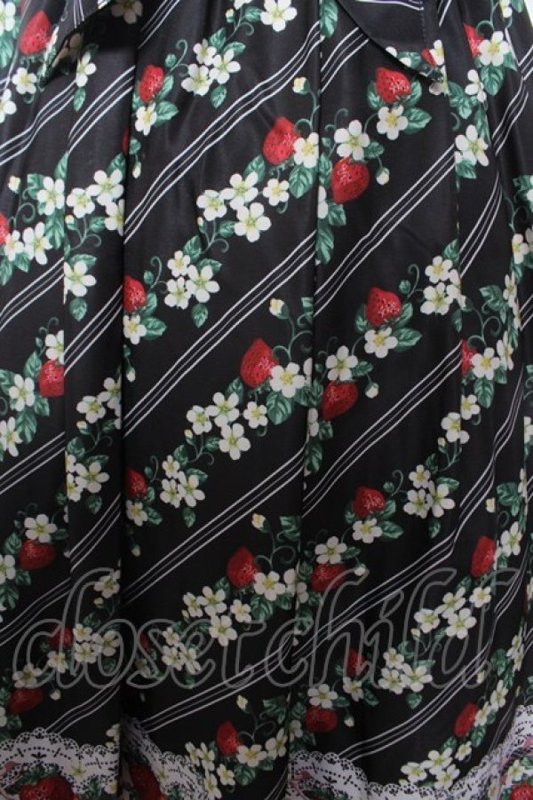 画像3: axes femme kawaii / いちご柄ジャンパースカート M 黒 Y-26-02-05-083-AX-OP-SZ-ZY (3)