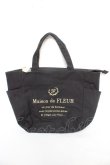 画像1: Maison de FLEUR / サイドポケットSトートバッグ F ブラック Y-26-02-05-036-LO-BG-SZ-ZY (1)
