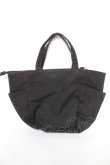 画像2: Maison de FLEUR / サイドポケットSトートバッグ F ブラック Y-26-02-05-036-LO-BG-SZ-ZY (2)
