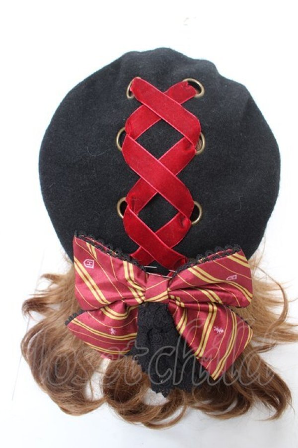 画像1: ATELIER PIERROT / ハリー・ポッター リボンブローチ付きレースアップベレー帽  グリフィンドール（レッド） Y-26-02-09-013-EL-AC-KB-ZY (1)