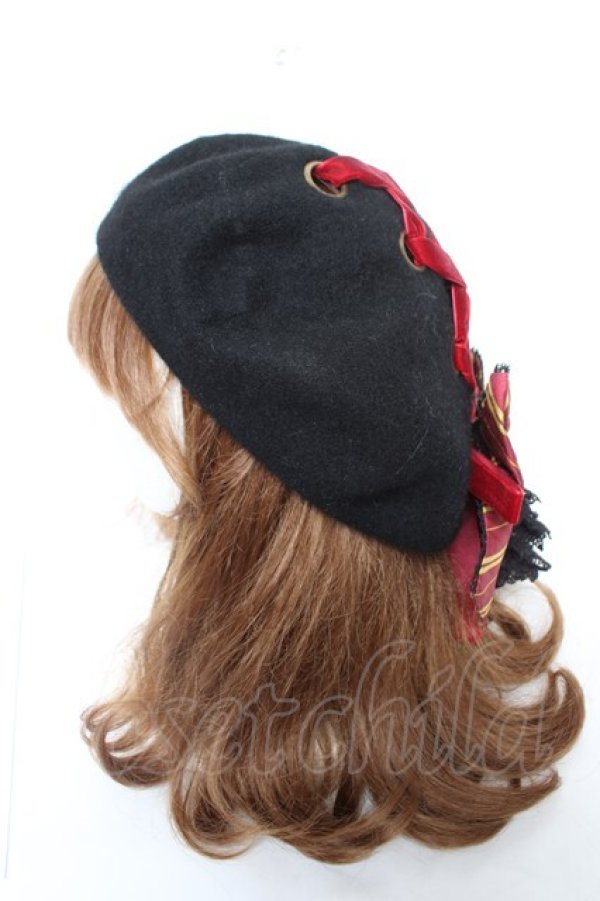 画像3: ATELIER PIERROT / ハリー・ポッター リボンブローチ付きレースアップベレー帽  グリフィンドール（レッド） Y-26-02-09-013-EL-AC-KB-ZY (3)