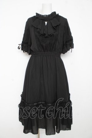 画像: axes femme / カメオ付フレア袖ワンピース  黒 Y-26-02-11-068-AX-OP-SZ-ZY