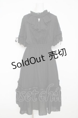 画像: axes femme / カメオ付フレア袖ワンピース  黒 Y-26-02-11-068-AX-OP-SZ-ZS