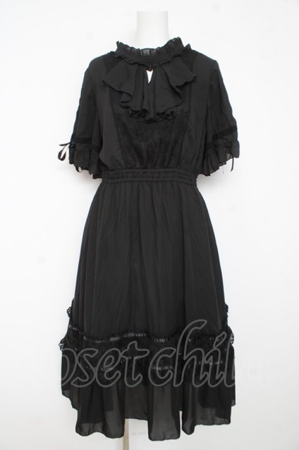 画像1: axes femme / カメオ付フレア袖ワンピース  黒 Y-26-02-11-068-AX-OP-SZ-ZY (1)