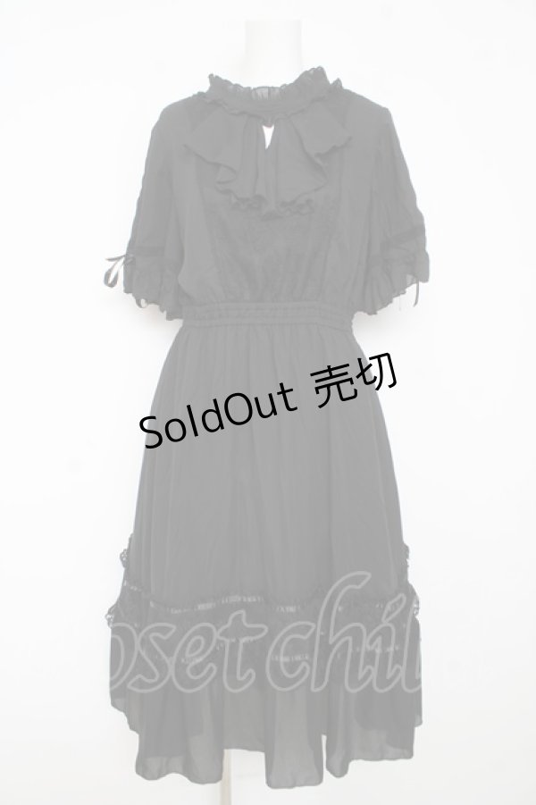 画像1: axes femme / カメオ付フレア袖ワンピース  黒 Y-26-02-11-068-AX-OP-SZ-ZS (1)