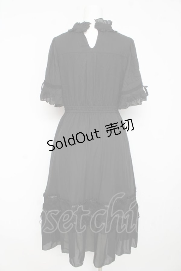 画像2: axes femme / カメオ付フレア袖ワンピース  黒 Y-26-02-11-068-AX-OP-SZ-ZS (2)