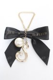 画像2: Maison de FLEUR / イニシャルバックチャーム (S) F ブラック Y-26-02-13-007-LO-ZA-SZ-ZY (2)