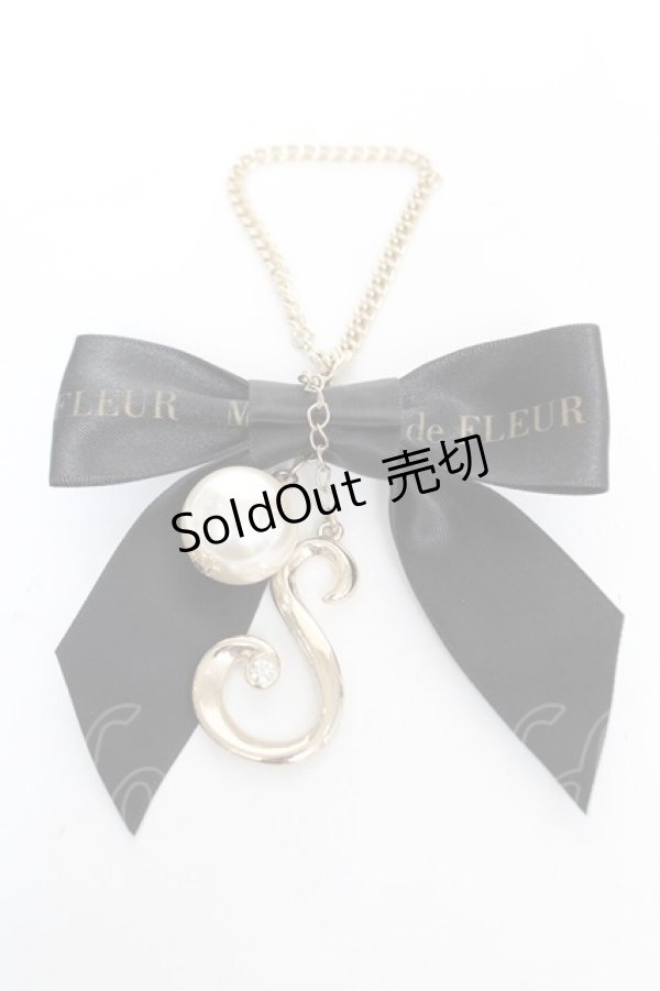 画像2: Maison de FLEUR / イニシャルバックチャーム (S) F ブラック Y-26-02-13-007-LO-ZA-SZ-ZY (2)