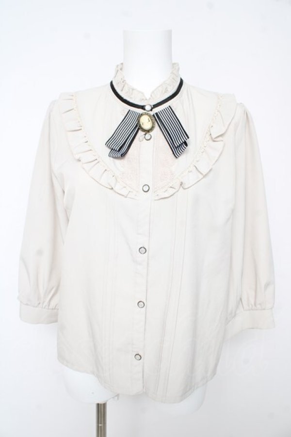 画像1: axes femme / カメオブローチ付シフォンブラウス F ベージュ Y-26-02-13-086-AX-BL-SZ-ZY (1)