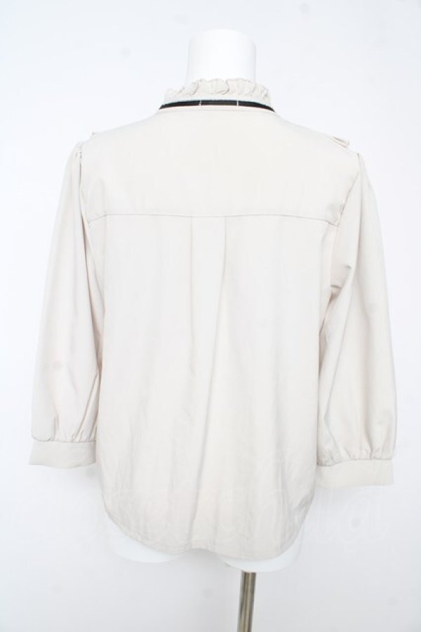 画像2: axes femme / カメオブローチ付シフォンブラウス F ベージュ Y-26-02-13-086-AX-BL-SZ-ZY (2)