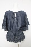 画像2: axes femme / 総刺繍Vネックブラウス  紺 Y-26-02-15-161-AX-BL-SZ-ZY (2)