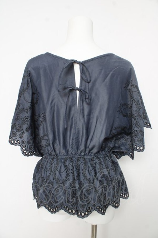 画像2: axes femme / 総刺繍Vネックブラウス  紺 Y-26-02-15-161-AX-BL-SZ-ZY (2)