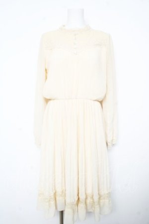 画像: axes femme POETIQUE / ヨークレース使いプリーツワンピース  生成り Y-26-02-17-121-AX-OP-SZ-ZY