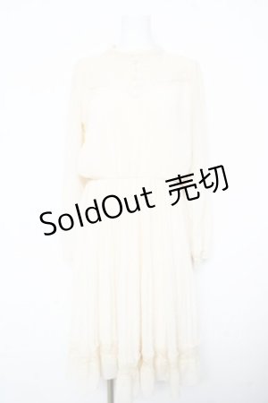 画像: axes femme POETIQUE / ヨークレース使いプリーツワンピース  生成り Y-26-02-17-121-AX-OP-SZ-ZI