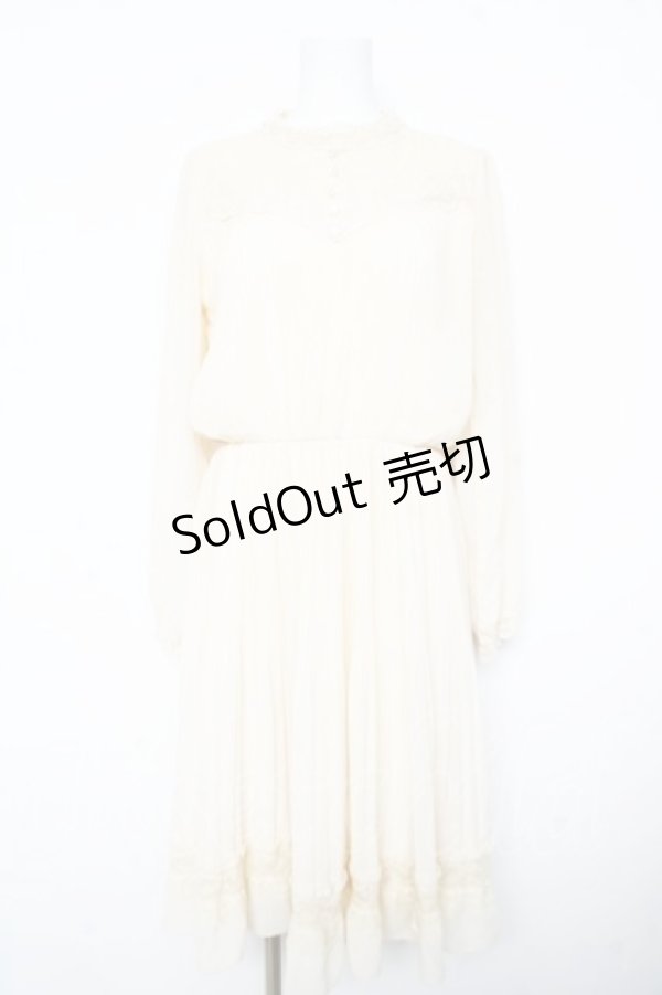 画像1: axes femme POETIQUE / ヨークレース使いプリーツワンピース  生成り Y-26-02-17-121-AX-OP-SZ-ZI (1)