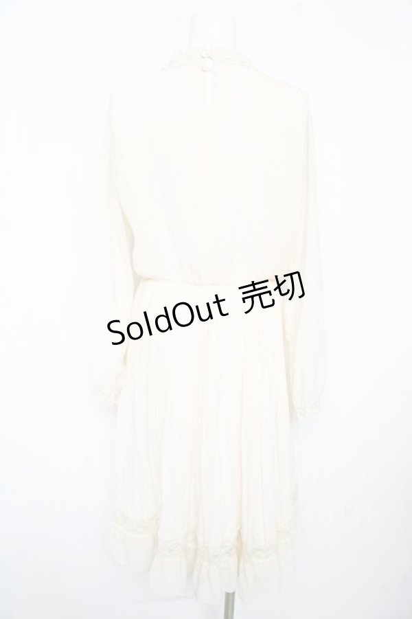 画像2: axes femme POETIQUE / ヨークレース使いプリーツワンピース  生成り Y-26-02-17-121-AX-OP-SZ-ZI (2)