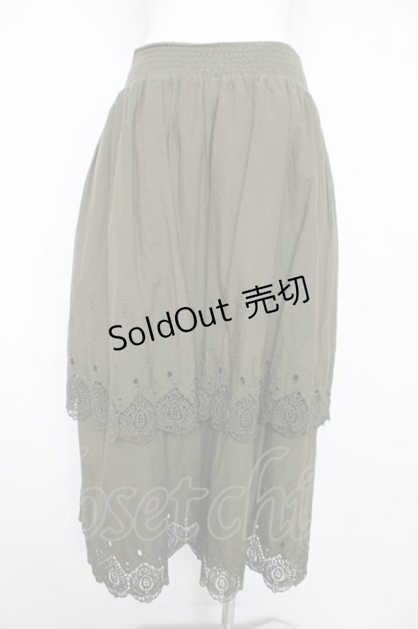 画像2: axes femme / 裾刺繍ティアードスカート M カーキ Y-26-02-17-245-AX-SK-SZ-ZY (2)