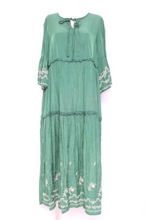 画像: axes femme / 刺繍デザインティアードワンピース  グリーン Y-26-02-19-128-AX-OP-SZ-ZY