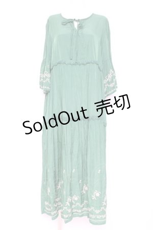 画像: axes femme / 刺繍デザインティアードワンピース  グリーン Y-26-02-19-128-AX-OP-SZ-ZY