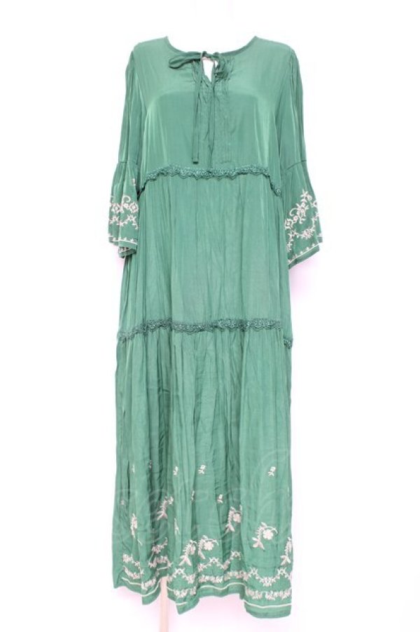 画像1: axes femme / 刺繍デザインティアードワンピース  グリーン Y-26-02-19-128-AX-OP-SZ-ZY (1)