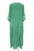 画像2: axes femme / 刺繍デザインティアードワンピース  グリーン Y-26-02-19-128-AX-OP-SZ-ZY (2)