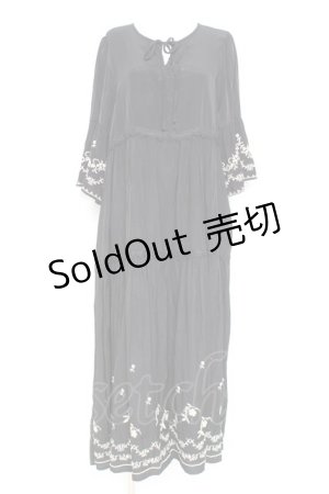 画像: axes femme / 刺繍デザインティアードワンピース  黒 Y-26-02-19-143-AX-OP-SZ-ZY