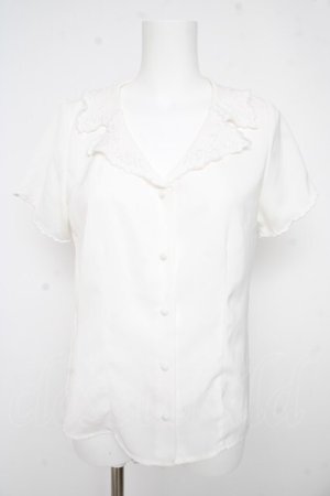 画像: F＆A / ハンカチーフ刺繍開襟ブラウス F 白 Y-26-02-21-008-LO-BL-SZ-ZY