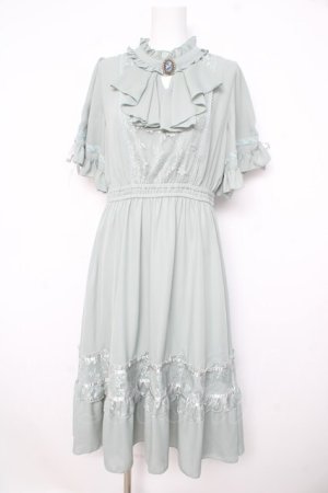 画像: axes femme / カメオ付フレア袖ワンピース  グリーン Y-26-02-21-116-AX-OP-SZ-ZY