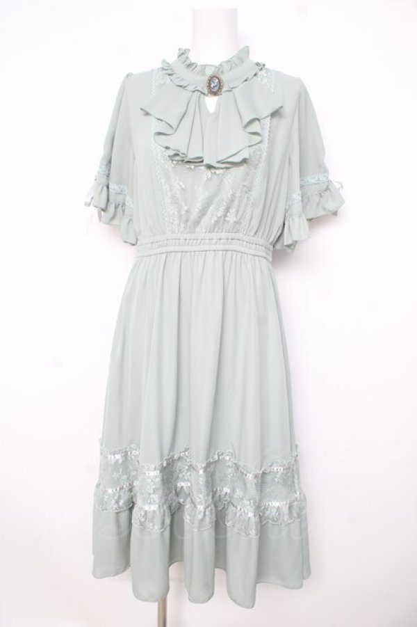 画像1: axes femme / カメオ付フレア袖ワンピース  グリーン Y-26-02-21-116-AX-OP-SZ-ZY (1)