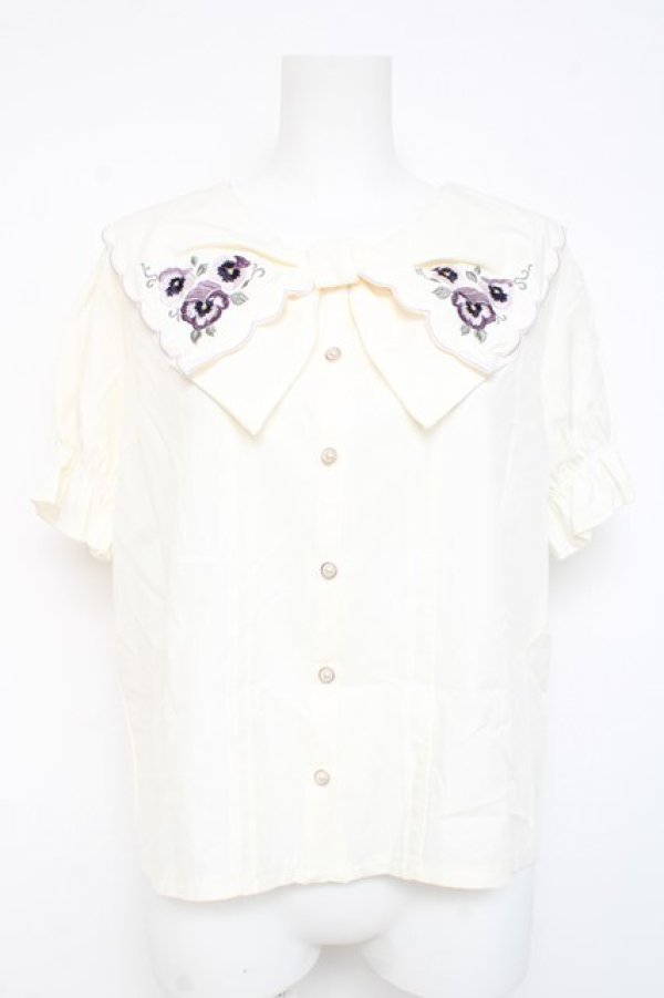 画像1: axes femme POETIQUE / パンジー刺繍リボン襟ブラウス  生成り Y-26-02-23-055-AX-BL-SZ-ZY (1)