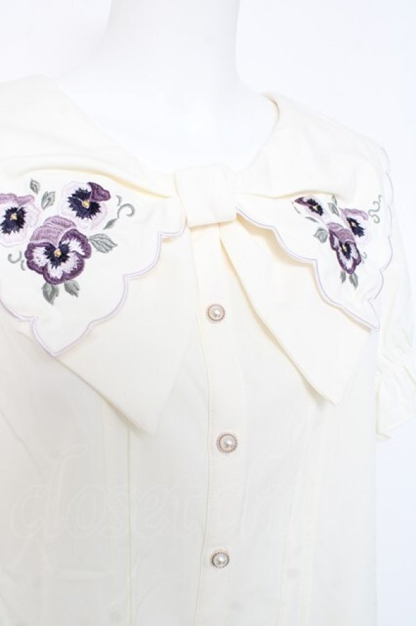 画像3: axes femme POETIQUE / パンジー刺繍リボン襟ブラウス  生成り Y-26-02-23-055-AX-BL-SZ-ZY (3)