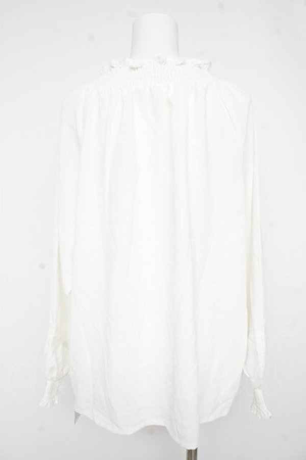 画像2: axes femme / シャーリングスタンドブラウス  シロ Y-26-02-23-063-AX-BL-IG-ZY (2)