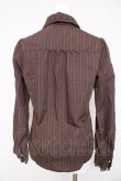 画像2: axes femme / 王冠ボタンストライプフリルブラウス  ブラウン Y-26-02-23-085-AX-BL-SZ-ZY (2)