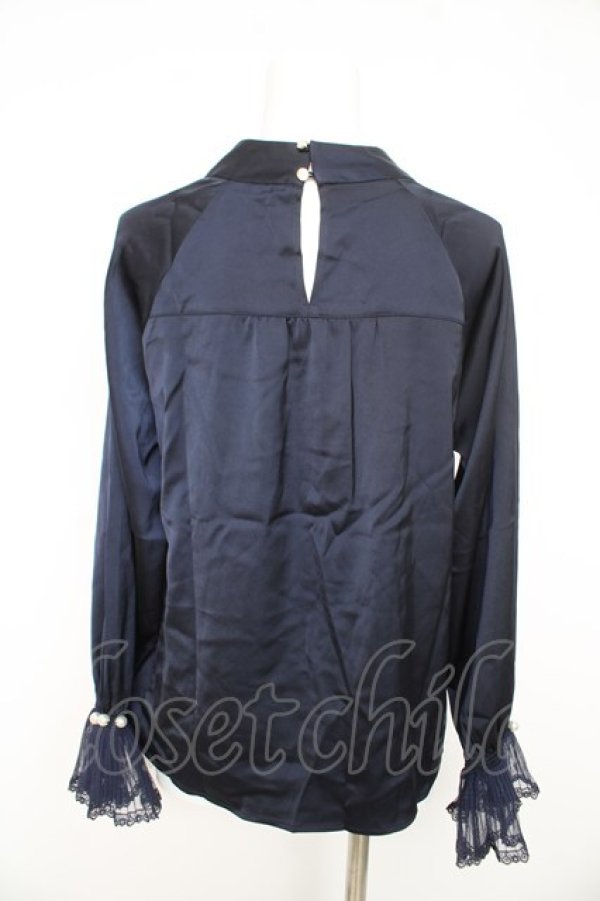 画像2: axes femme / パールデザインサテンブラウス Ｆ ネイビー Y-26-02-23-105-AX-BL-IG-ZY (2)