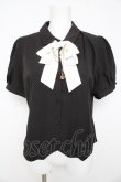 画像1: axes femme / ハトメ×チェーン付リボンブラウス  黒 Y-26-02-23-110-AX-BL-SZ-ZY (1)