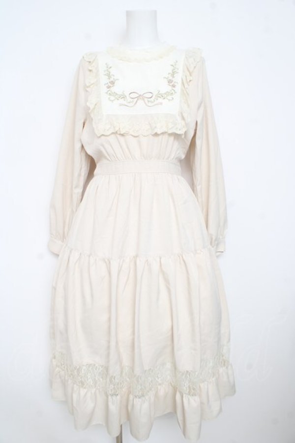 画像1: axes femme POETIQUE / ブロッキングブーケ刺繍ワンピース  生成り Y-26-02-23-171-AX-OP-SZ-ZY (1)