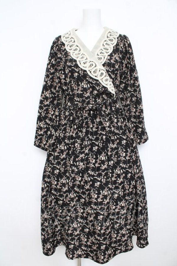 画像1: an another angelus / レース衿カシュクール花柄ワンピース  黒 Y-26-02-23-194-CA-OP-SZ-ZY (1)