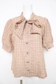 画像1: F i.n.t / シアーチェックボウタイブラウス F ベージュ/ホワイト Y-26-02-27-057-CA-BL-SZ-ZY (1)