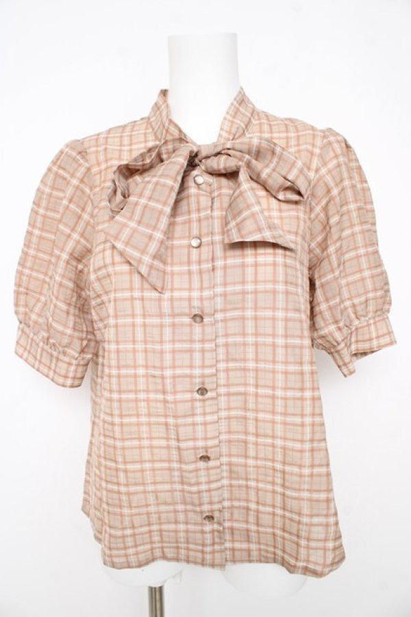 画像1: F i.n.t / シアーチェックボウタイブラウス F ベージュ/ホワイト Y-26-02-27-057-CA-BL-SZ-ZY (1)